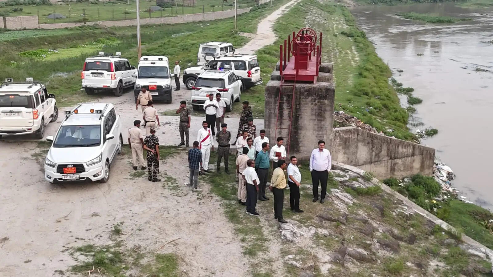 डीएम ने संभावित बाढ़ से निबटने को लेकर नदी के तटबंधों का किया निरीक्षण