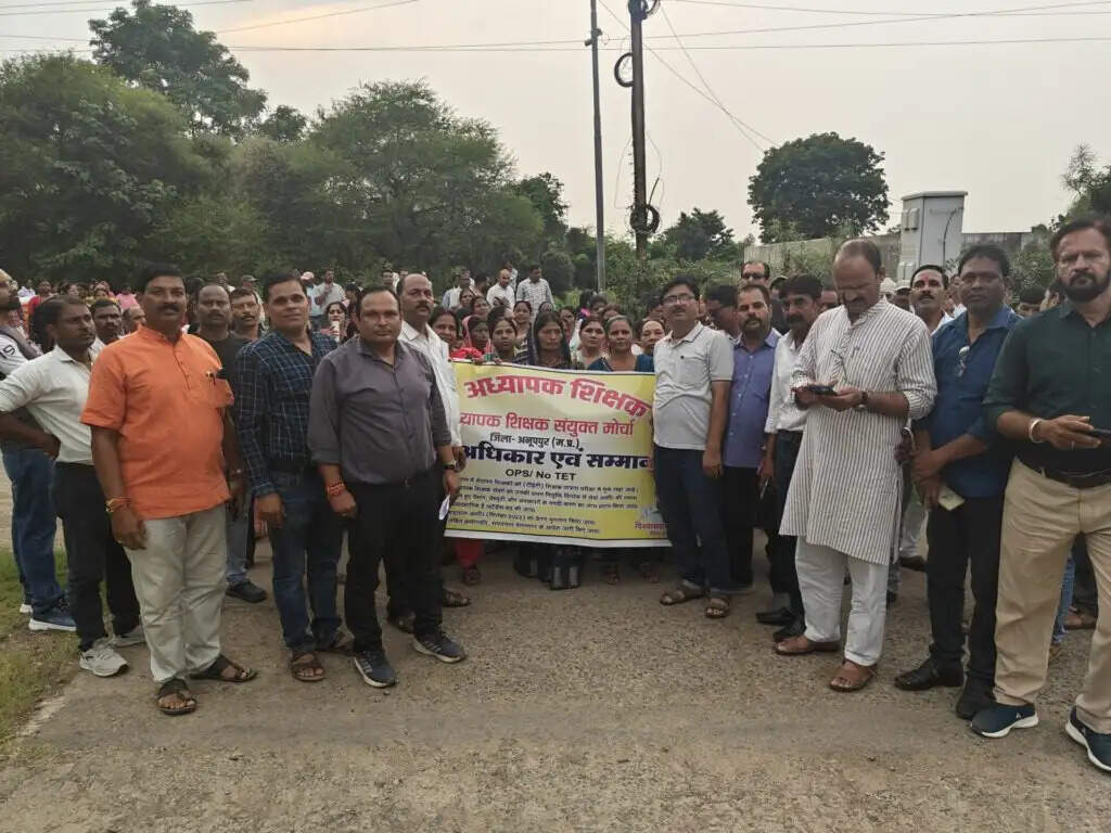 अनूपपुर: टीटीई की अनिवार्यता वापस लेने सहित पांच सूत्री मांगों को लेकर संयुक्त मोर्चा ने सौंपा ज्ञापन