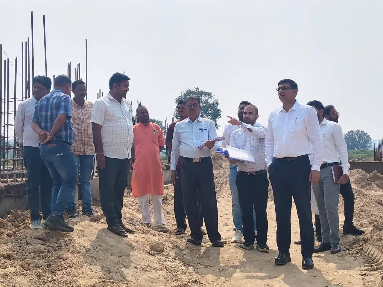अनूपपुर: कलेक्टर का औचक निरीक्षण शैक्षणिक गुणवत्ता और बोर्ड परीक्षाओं की तैयारी को लेकर शिक्षकों को दिये निर्देश