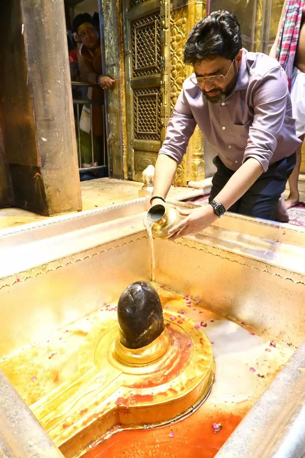 श्री काशी विश्वनाथ का रामेश्वरम के समुद्र जल से किया गया अभिषेक