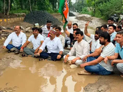 इंदौर में बदहाल सड़कों पर सियासत, गड्ढे में बैठकर कांग्रेस का प्रदर्शन