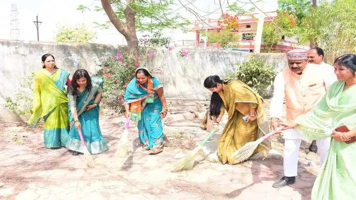 सतनाः राज्यमंत्री प्रतिमा बागरी ने सितपुरा की कन्या विद्यालय का किया निरीक्षण