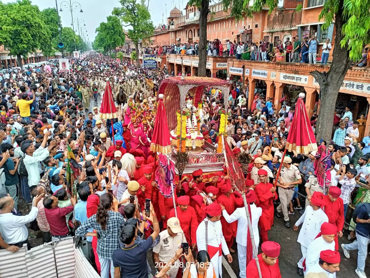 धूमधाम से निकली बूढ़ी तीज की सवारी