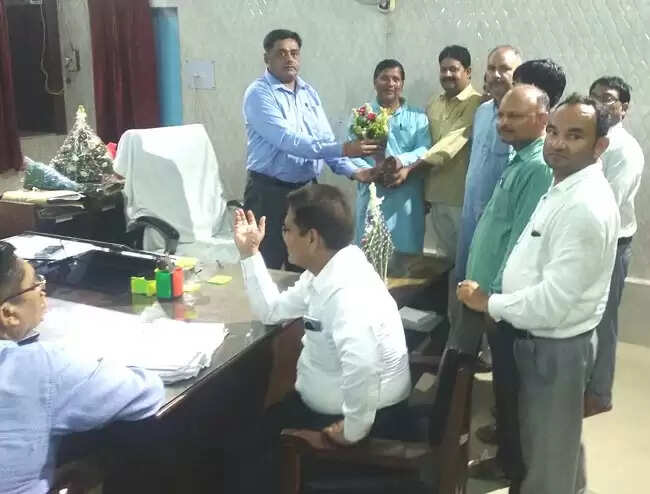 नवनियुक्त अपर शिक्षा निदेशक बेसिक ने कार्यभार संभाला