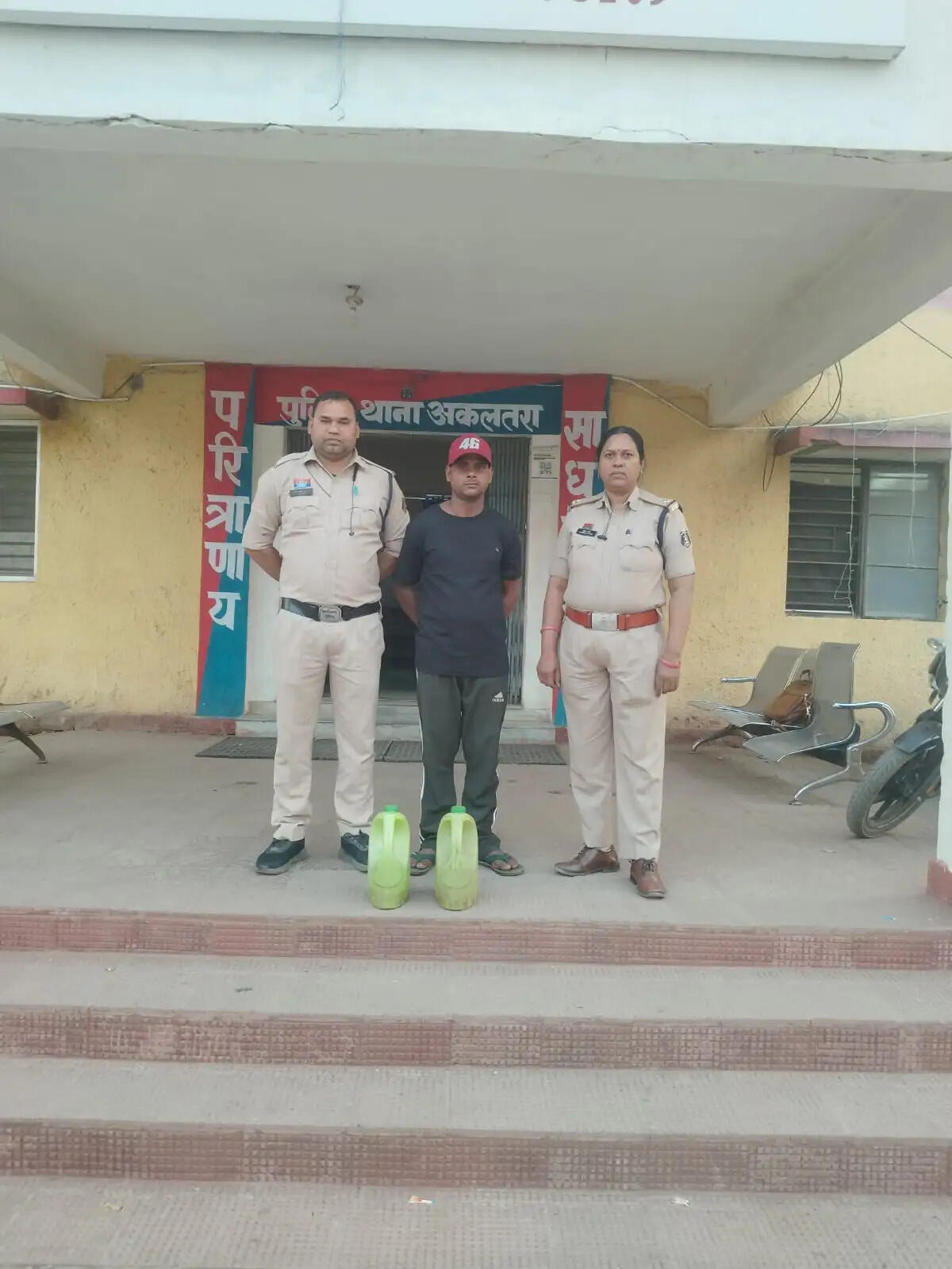 अकलतरा में 9 लीटर अवैध महुआ शराब के साथ युवक गिरफ्तार, पुलिस की त्वरित कार्रवाई