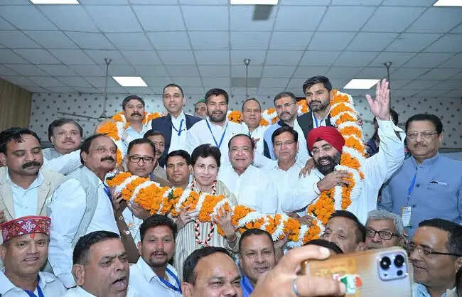 कांग्रेस की सरकार लाने के लिए एकजुट हों कार्यकर्ता: कुमारी सेलजा