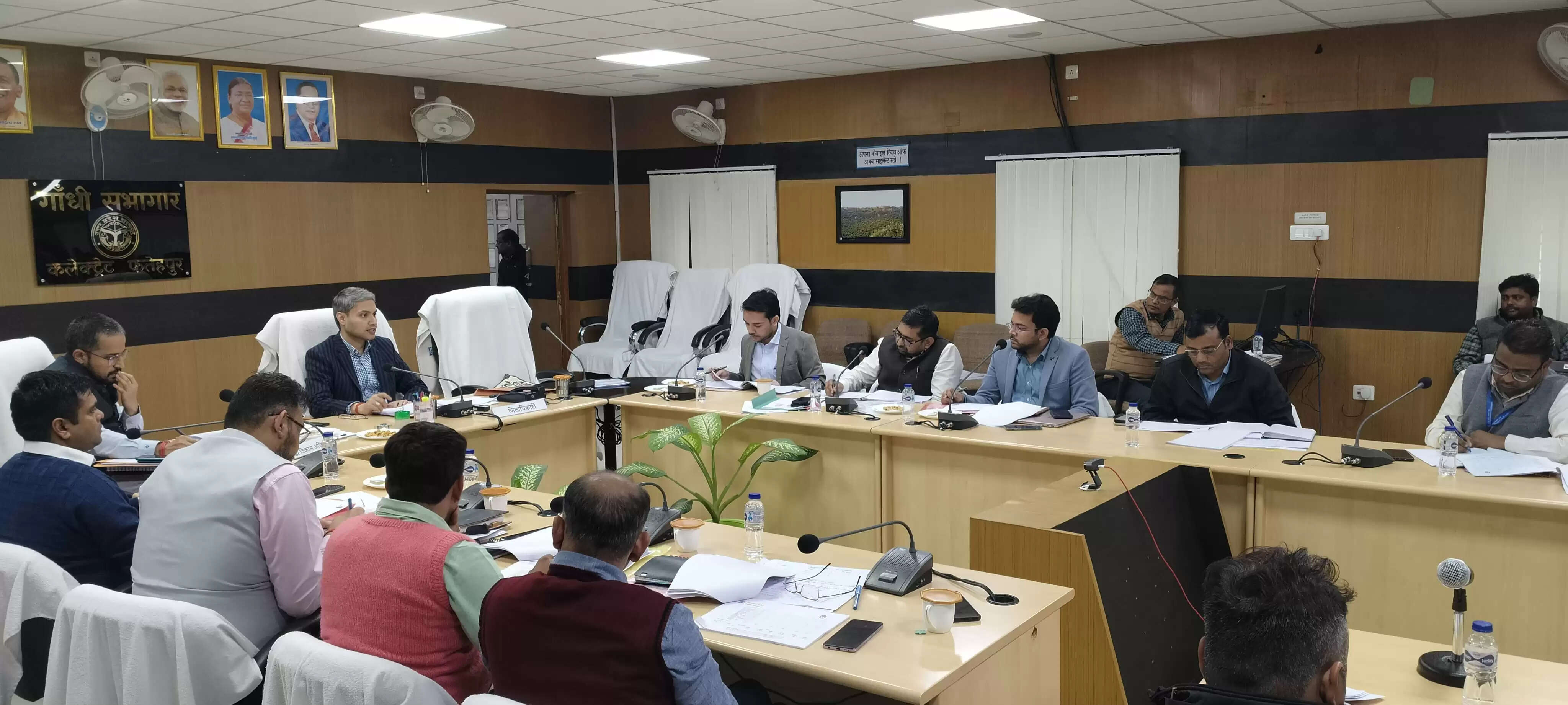 बैंकर्स जिले का ऋण जमा अनुपात बढ़ाएं : जिलाधिकारी