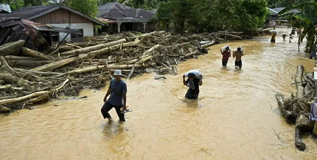 इंडोनेशिया के सुमात्रा द्वीप में चक्रवाती तूफान से तबाही, बाढ़-भूस्खलन से 712 लोगों की मौत