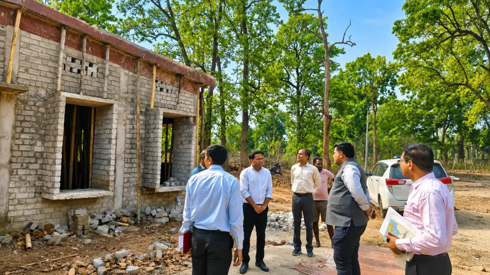 कलेक्टर ने पसरखेत में आंगनबाड़ी भवन निर्माण कार्य का किया निरीक्षण