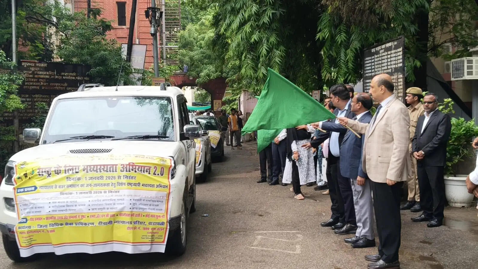 वाराणसी जिला जज ने हरी झंडी दिखाकर प्रचार-प्रसार वाहनों को किया रवाना