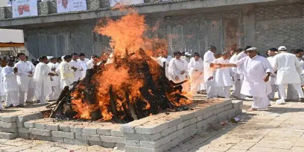 हजारों लोगों ने नम आंखों से दी विदाई, दादी रतनमोहिनी पंचतत्व में विलीन