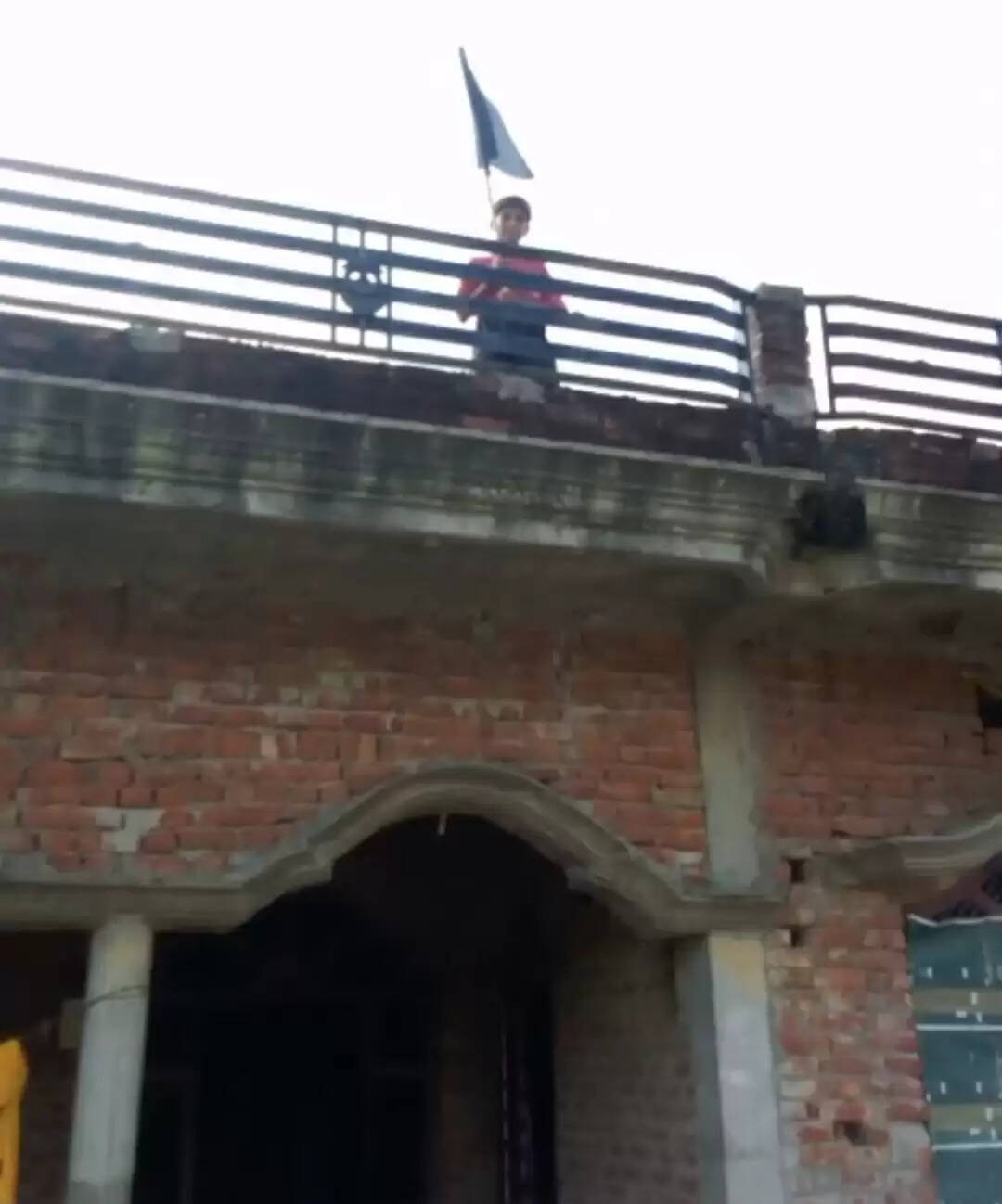 आज़मगढ़ में अखिलेश यादव के आगमन से पहले ब्राह्मण समाज के लोगों ने घरों पर काला झंडा लगाकर किया विरोध