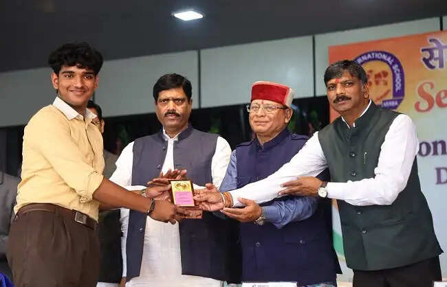 सेवा संकल्प अभियान में मेनन ने विद्यार्थियों को किया प्रोत्साहित