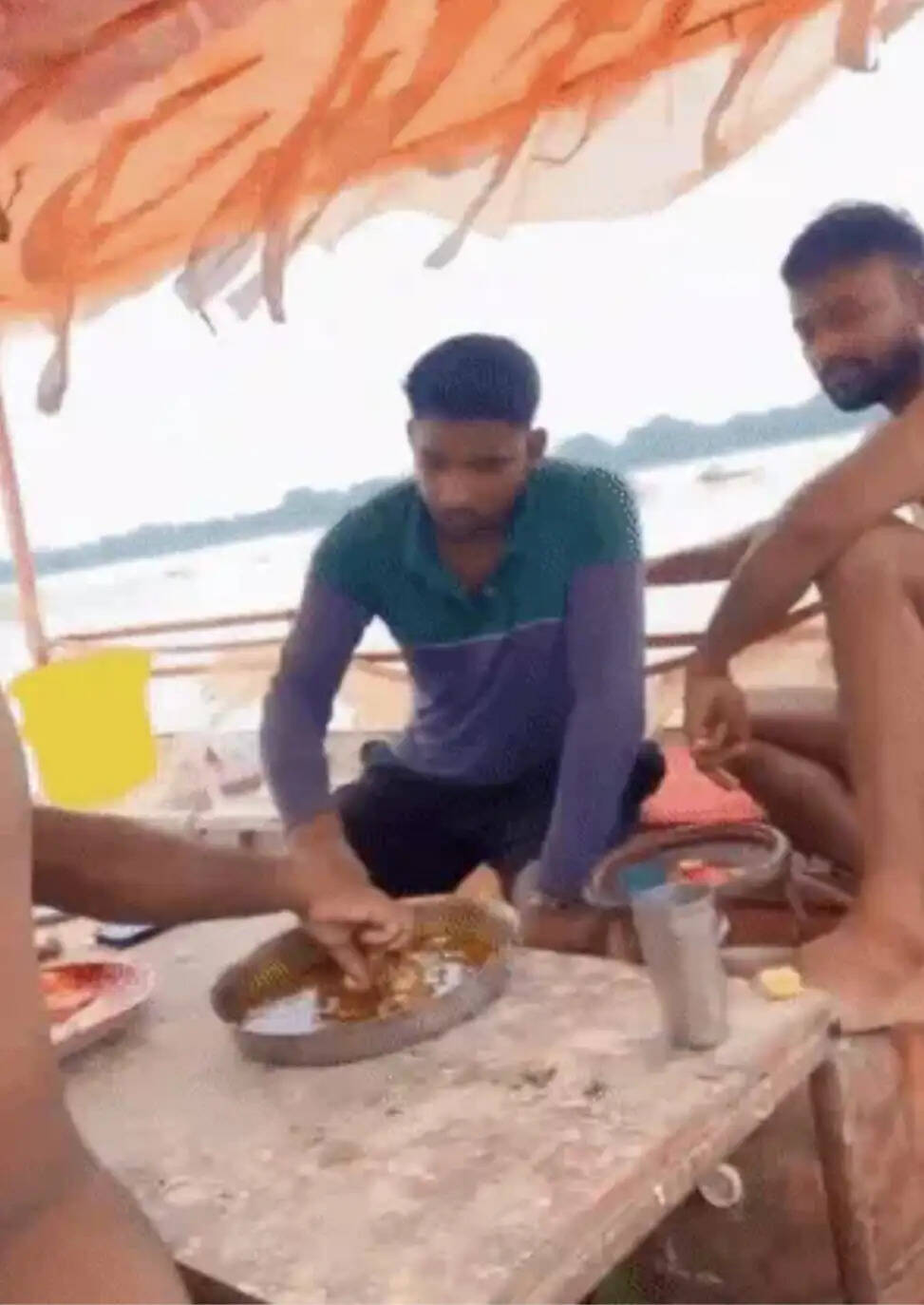 सरयू नदी के बीच नाव पर बीयर और मटन पार्टी, तीन आरोपित गिरफ्तार ,एक फ़रार