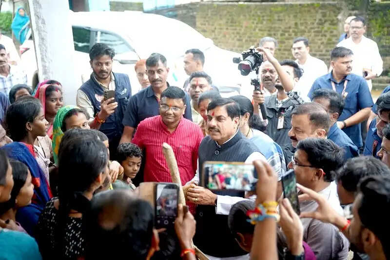 मप्रः मुख्यमंत्री ने कोरका बोन्दारी क्षेत्र में वाहन रुकवाकर बच्चों- महिलाओं से किया आत्मीय संवाद