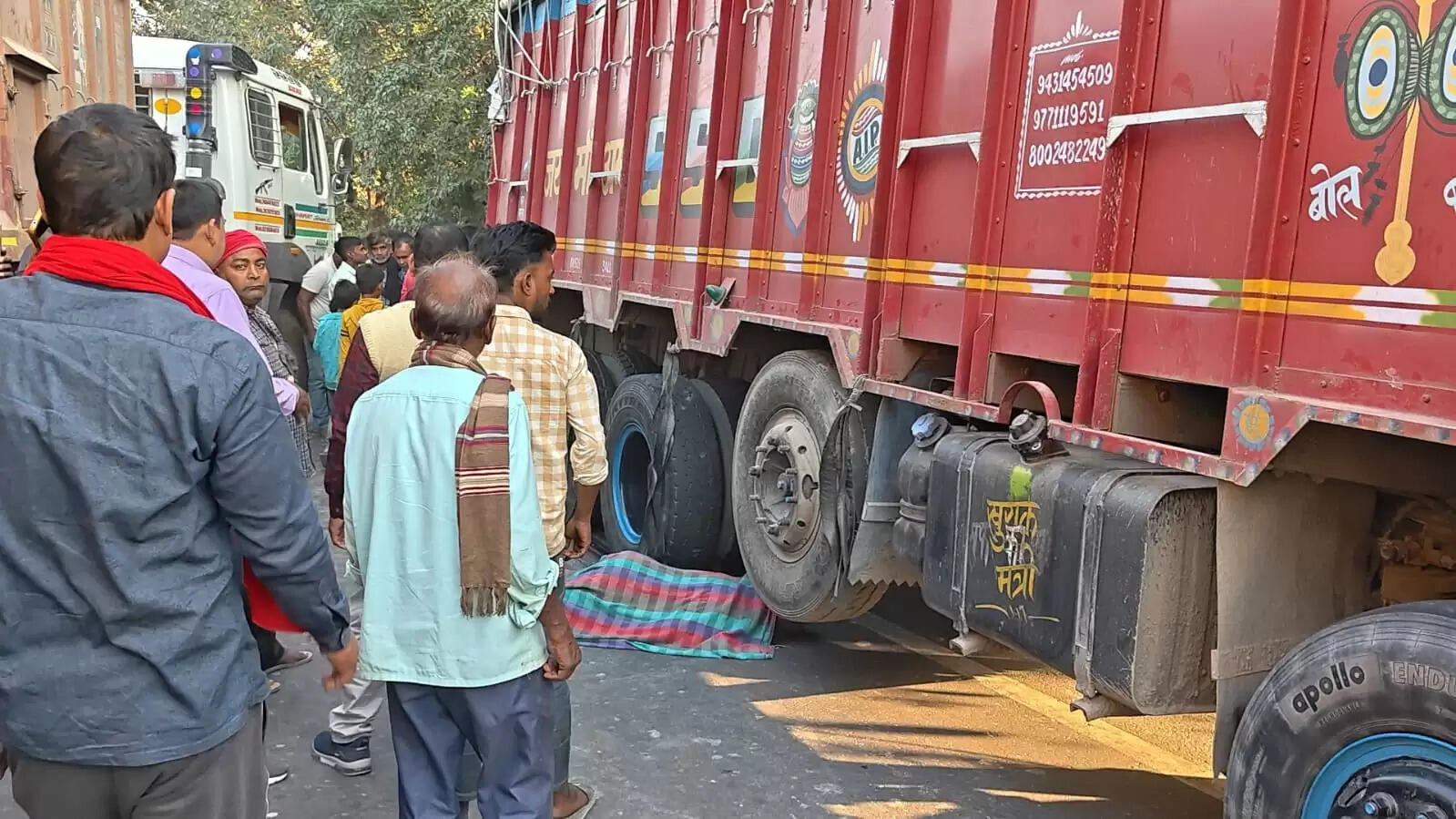 बेकाबू ट्रक की चपेट में आकर युवक की हुई मौत