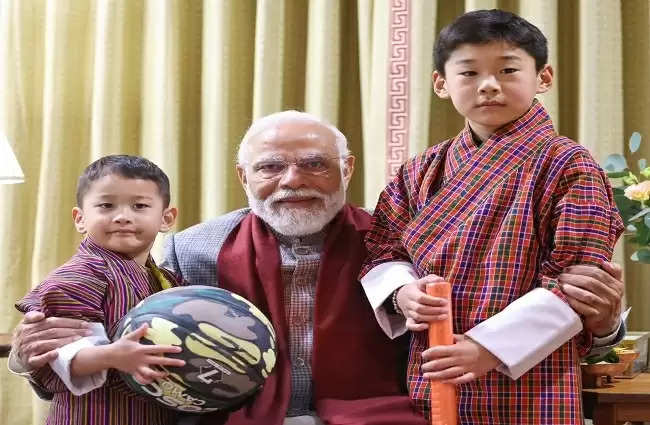 प्रधानमंत्री मोदी ने भूटान राजपरिवार के साथ बिताए बेहद पारिवारिक पल, साझा किए चित्र