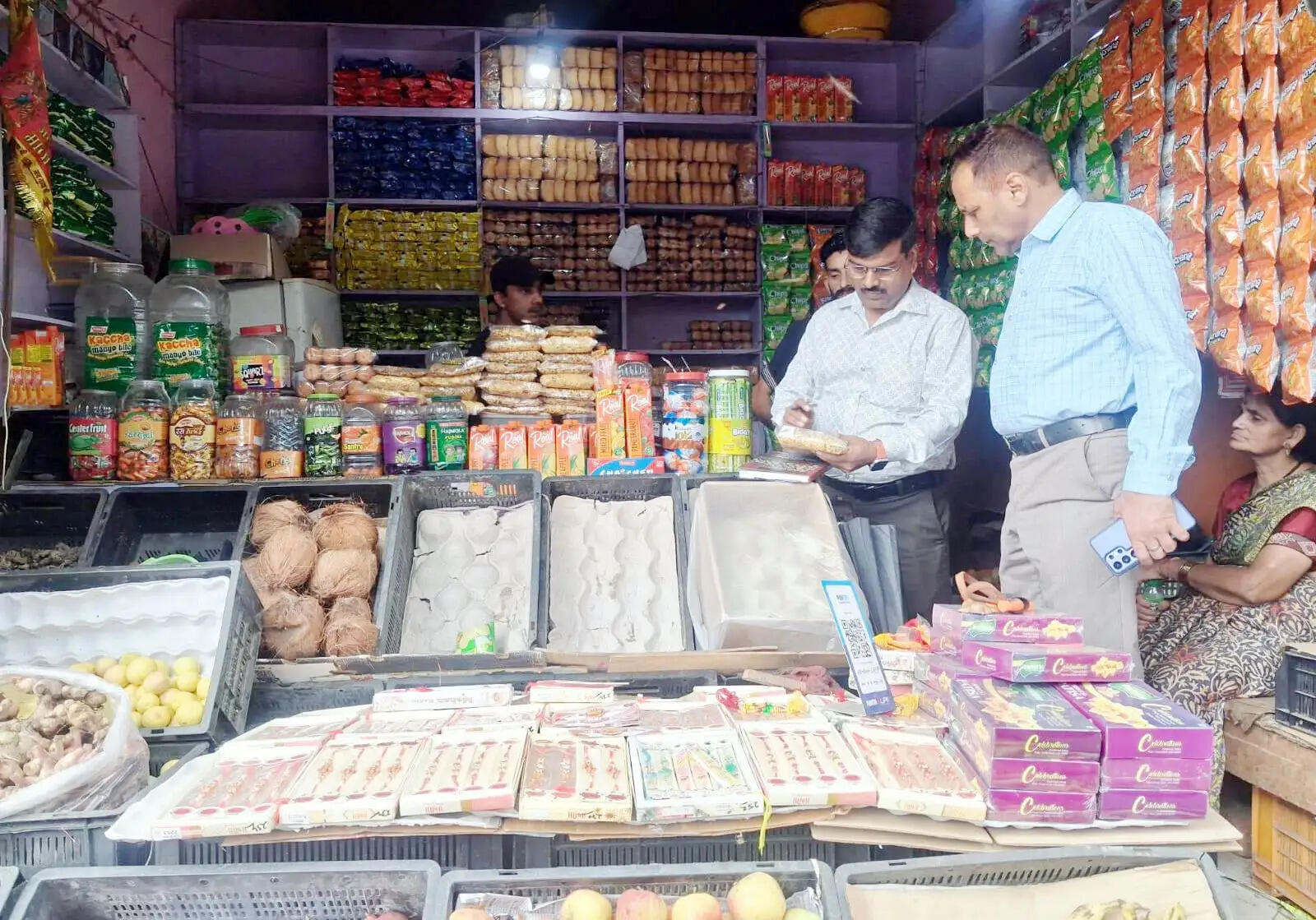 कैंचीधाम क्षेत्र में खाद्य प्रतिष्ठानों का सघन निरीक्षण, तीन नमूने जांच को भेजे