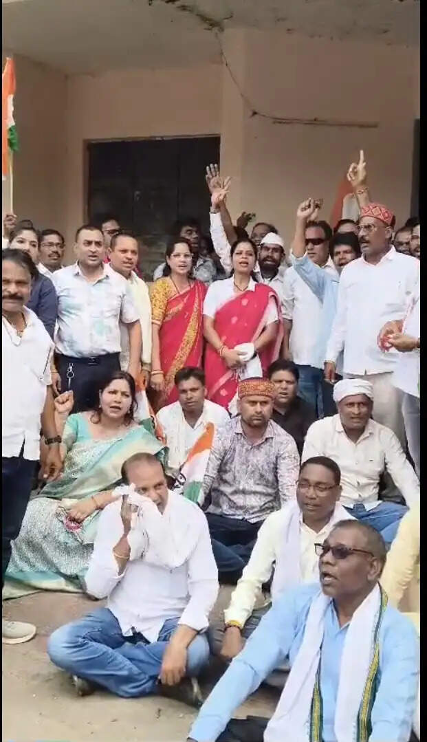 बिजली दर वृद्धि और अघोषित कटौती के विरोध में कांग्रेस का प्रदर्शन, विद्युत कार्यालय का घेराव कर मुख्यमंत्री का किया पुतला दहन