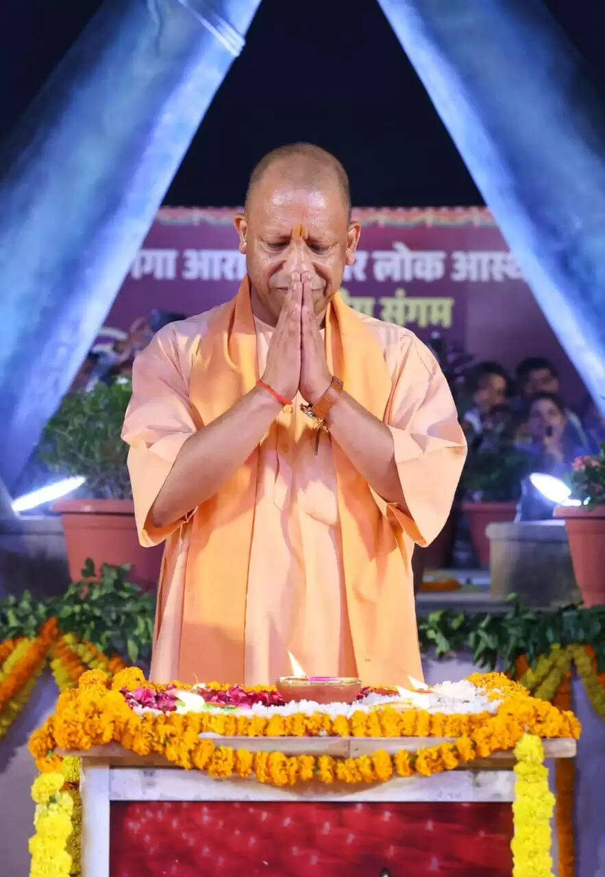 देव दीपावली पर्व पर काशी में मां गंगा के गले में असंख्य दीपों का चंद्रहार,बिखरी इंद्रधनुषी छटा