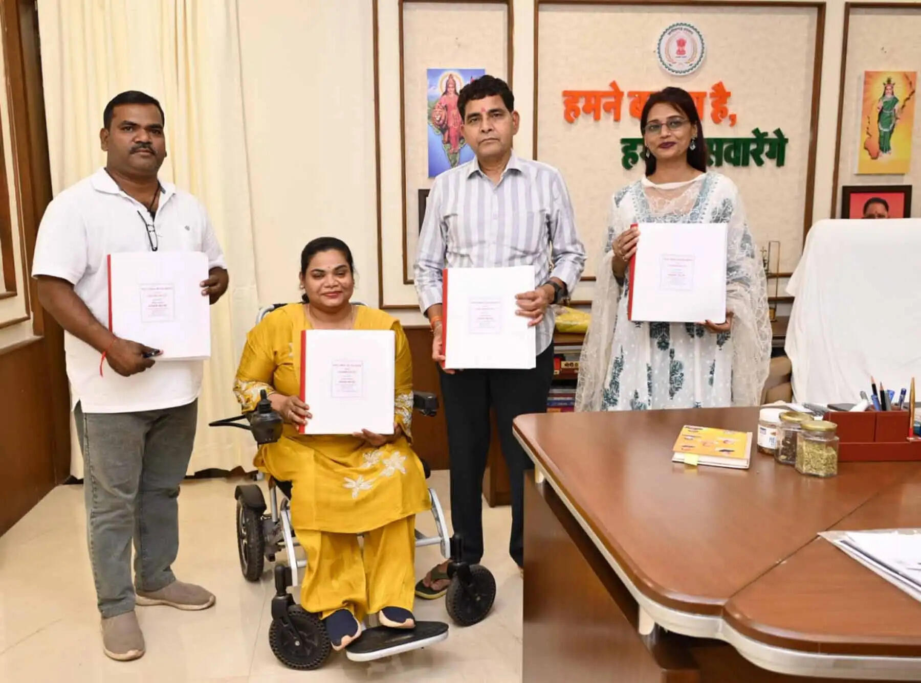 ब्रेल पुस्तक से दृष्टिबाधित विद्यार्थियों को कानूनी अधिकारों और शासकीय योजनाओं की मिलेगी जानकारी :&nbsp;मंत्री टंक राम वर्मा