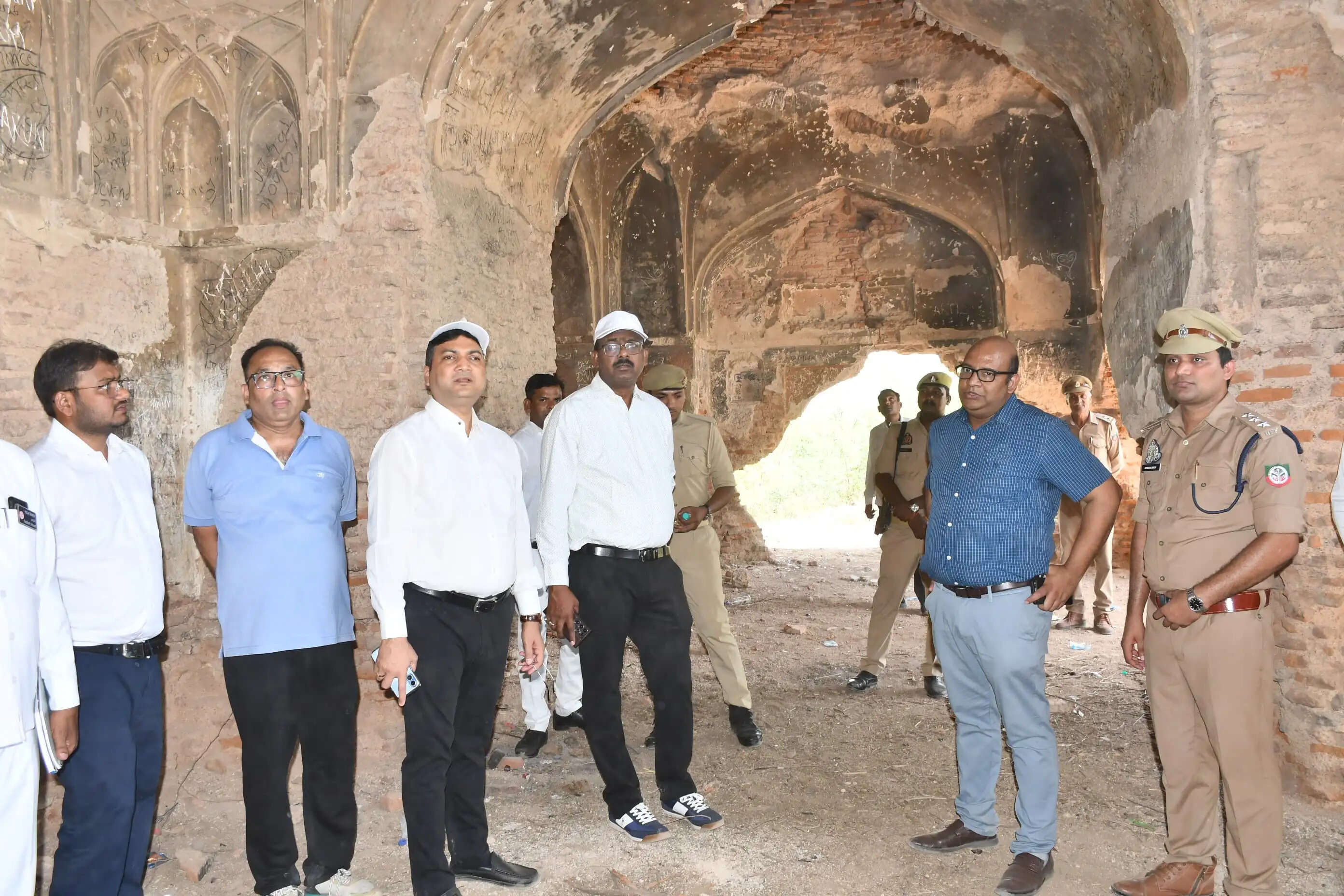 फिरोजाबाद प्रशासन सहेजेगा चंद्रसेन किला और चंद्रवार जैन मंदिर, जिलाधिकारी ने भ्रमण कर दिए निर्देश