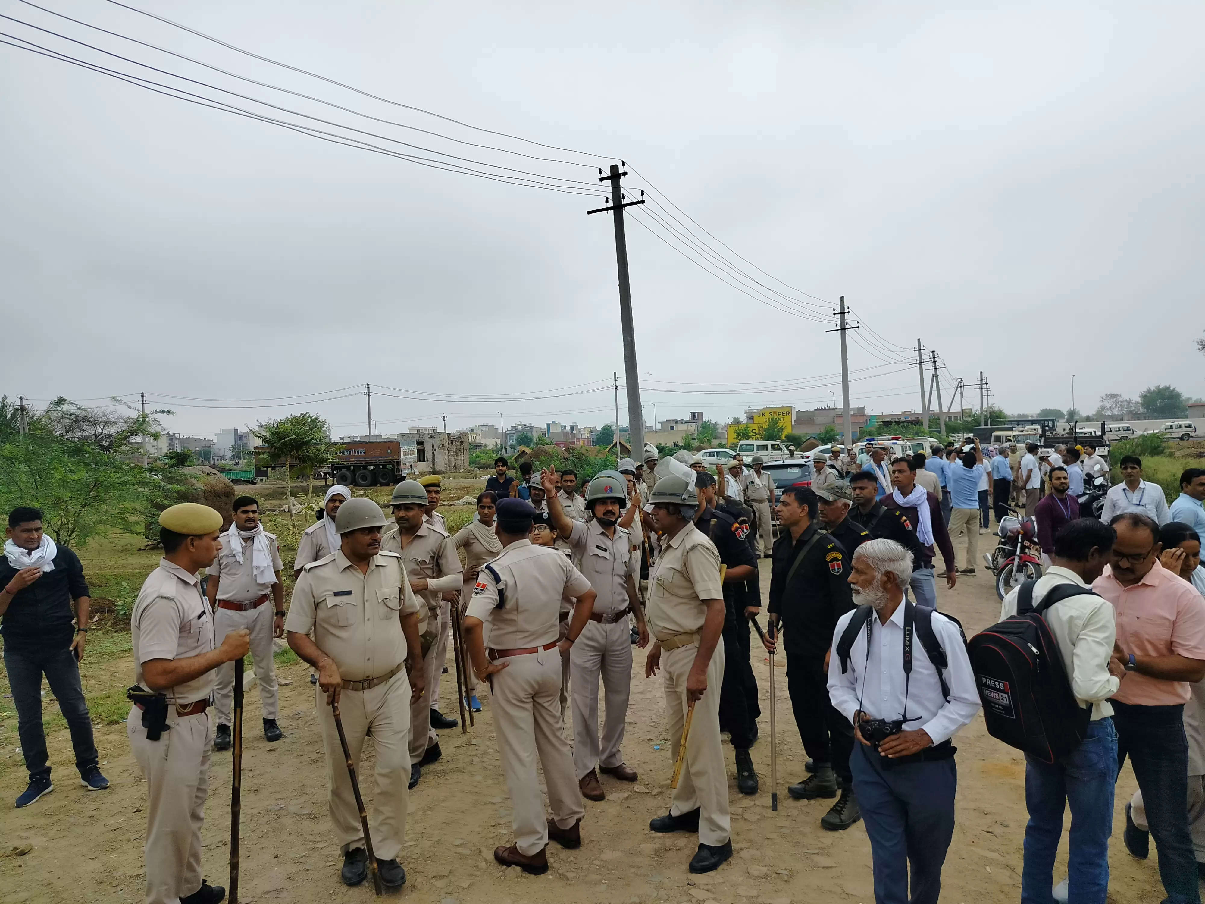 यूपी की तर्ज पर अलवर में बदमाश सहित 10 घरों पर चला पीला पंजा