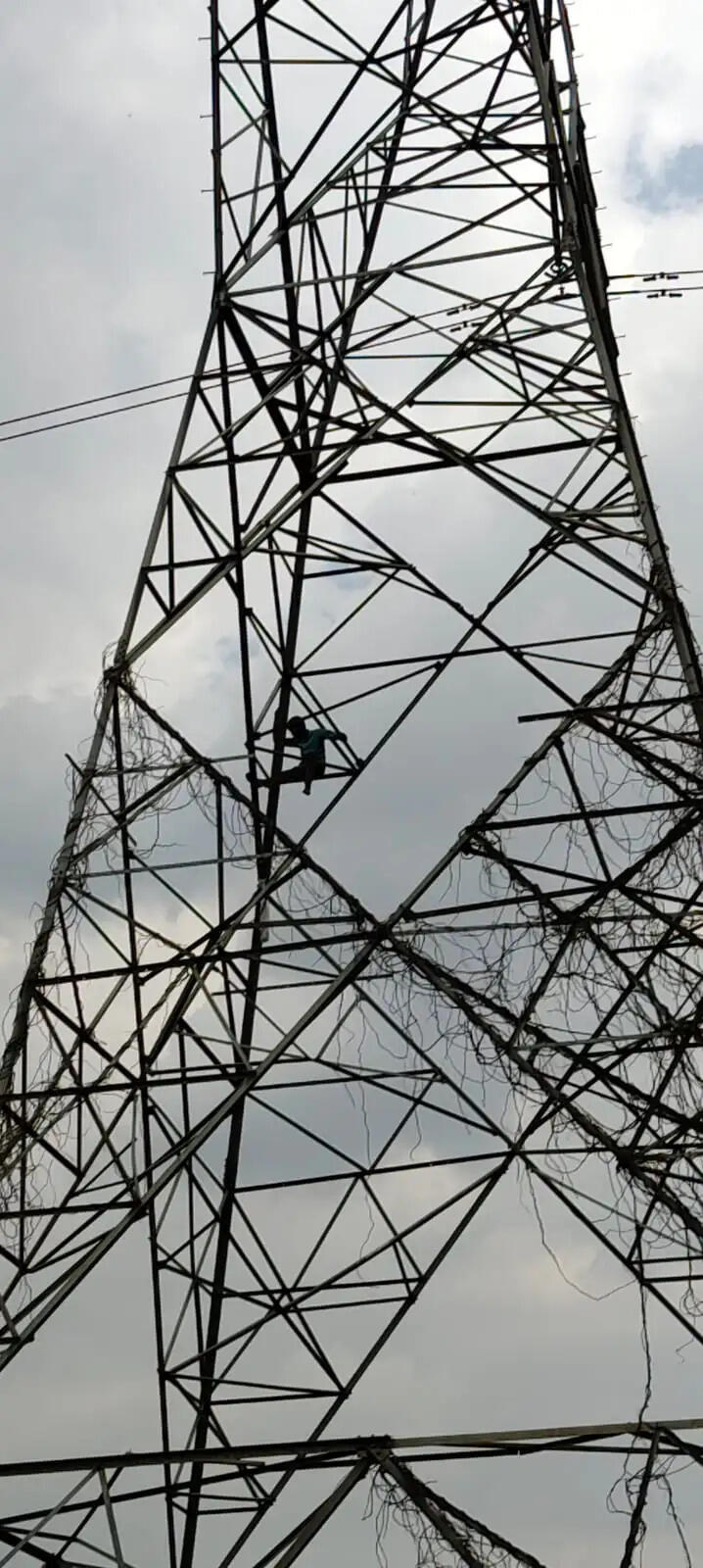 औरैया में पारिवारिक विवाद से परेशान युवक टावर पर चढ़ा , छह घंटे बाद उतरा