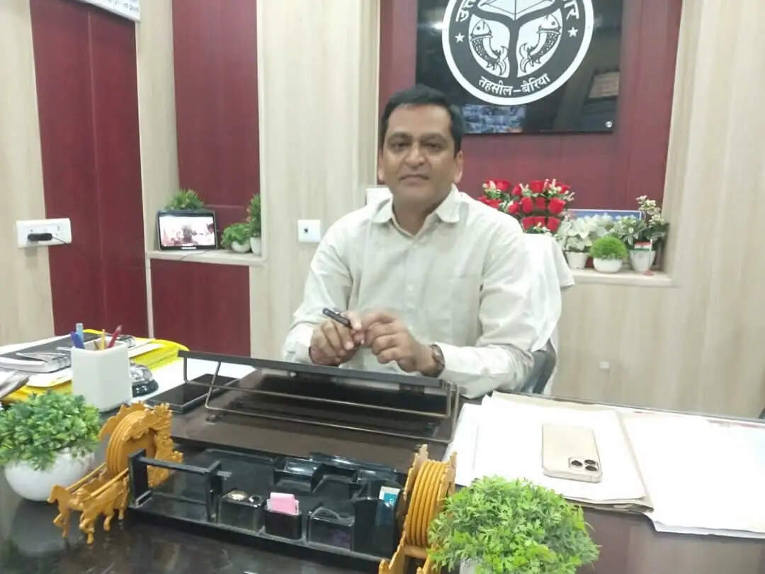 बलिया में एसडीएम को कुत्ते ने काटा तो अंगूठा लगाकर मांगनी पड़ी छुट्टी