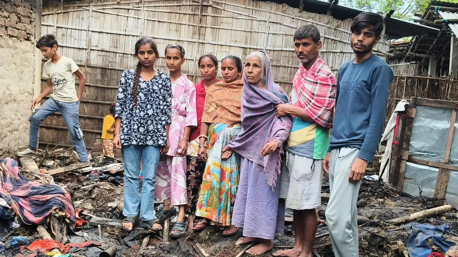 शार्ट सर्किट ने छीनीं गरीब पिता की खुशियां, बेटी की शादी के लिए जुटाए गहने और नगदी जलकर खाक