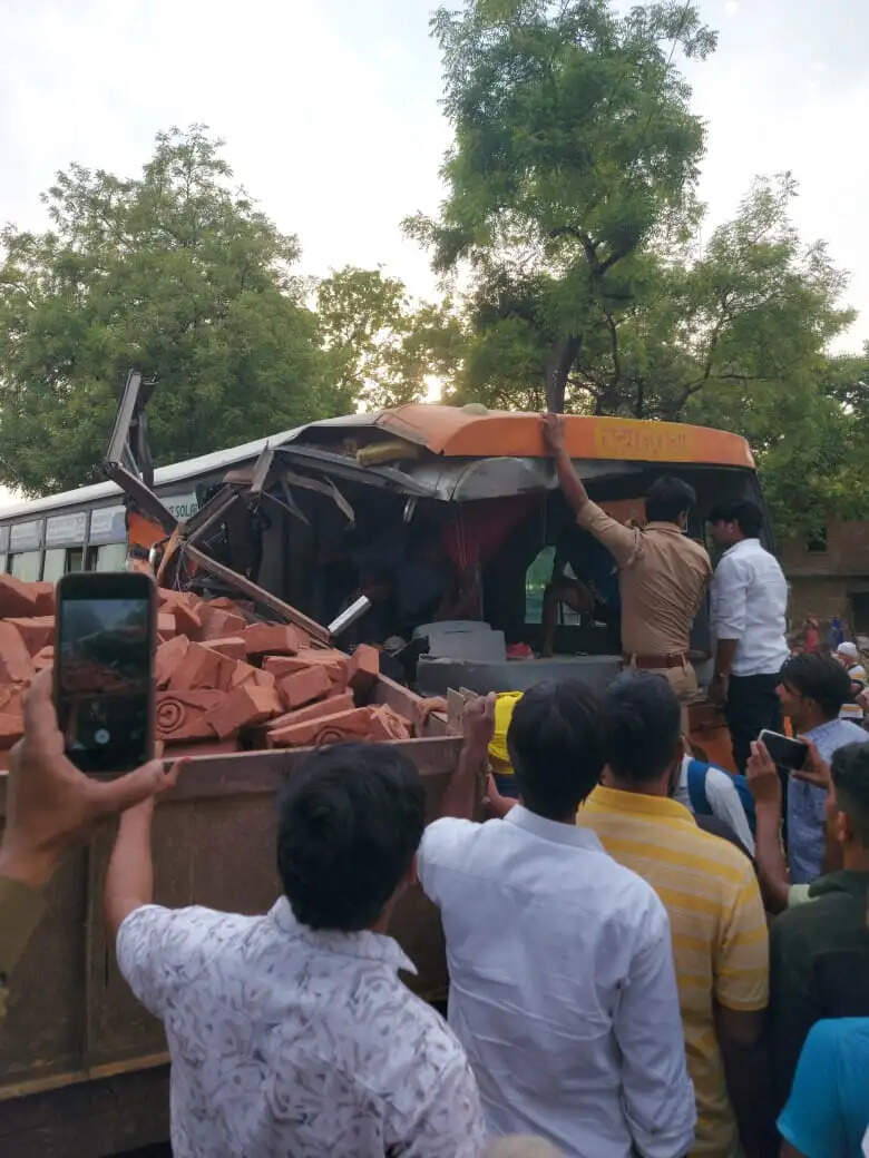 ईंट लदी ट्रैक्टर ट्राली से टकराई राेडवेज बस ,चालक सहित तीन घायल