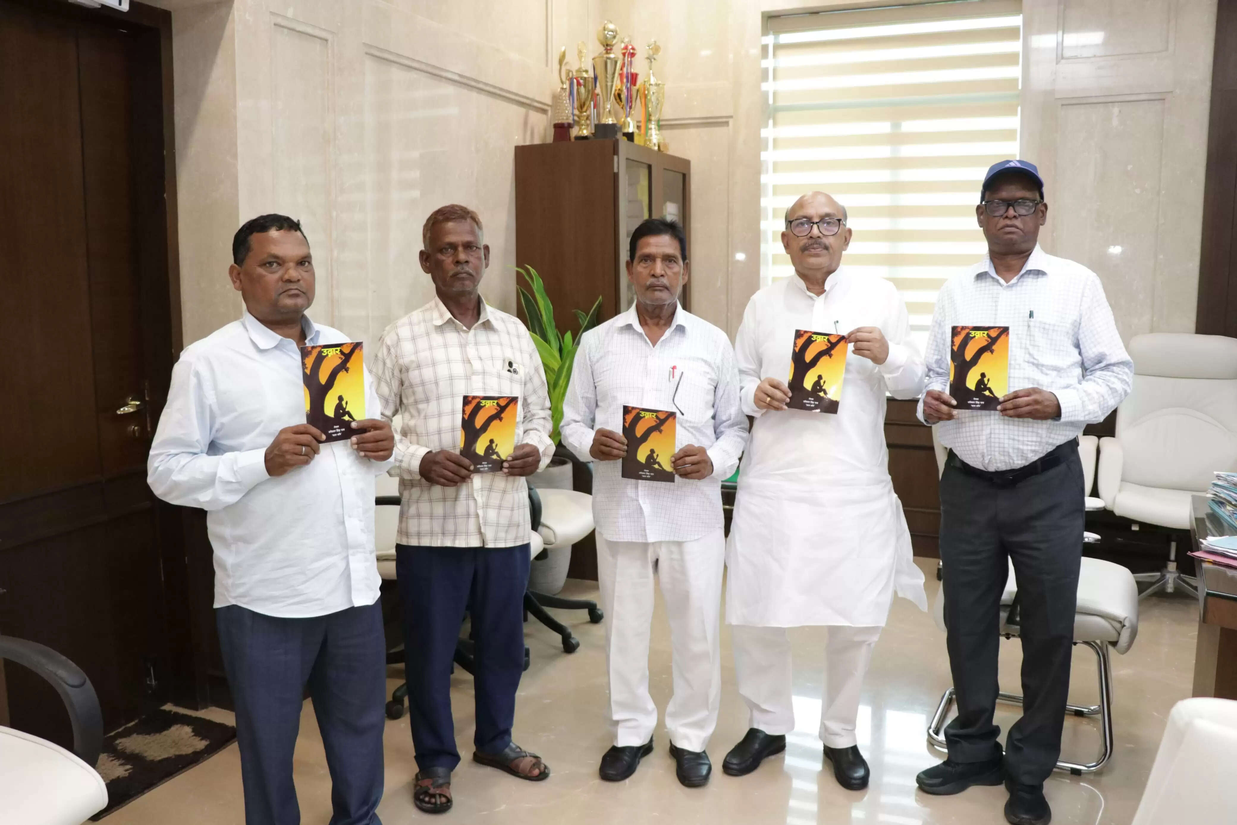 विधानसभा अध्यक्ष ने किया पुस्तक का विमोचन