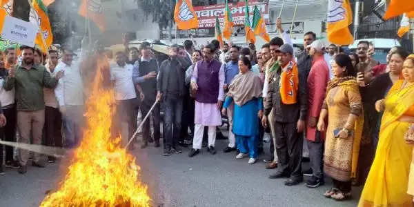 गुरुग्राम में भाजपा कार्यकर्ताओं ने फूंका कांग्रेस सांसद साहू का पुतला