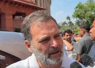 राहुल गांधी ने एलपीजी, पेट्रोल और खाद्यान्न संकट के लिए सरकार को जिम्मेदार ठहराया