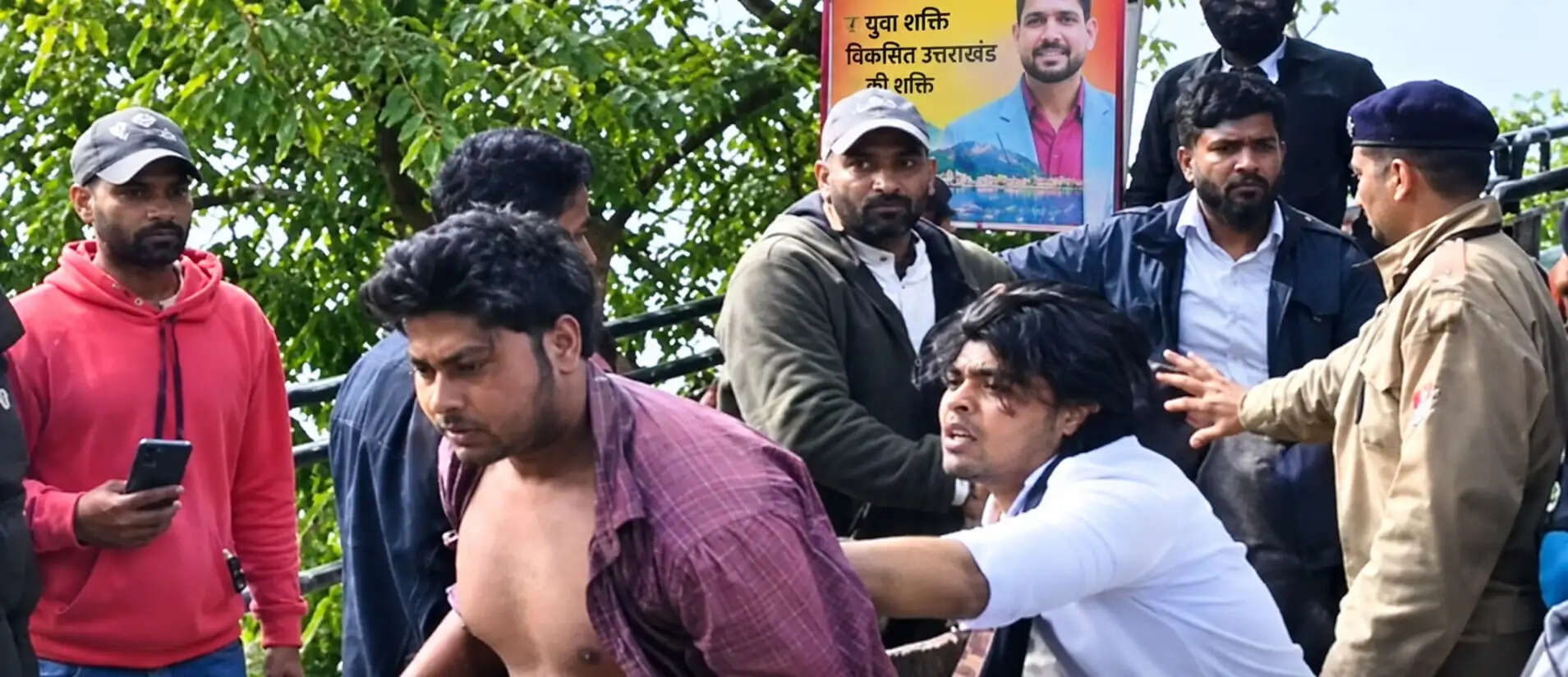 नौकायन के लिए पूछने पर पर्यटकों ने नाविकों से की मारपीट
