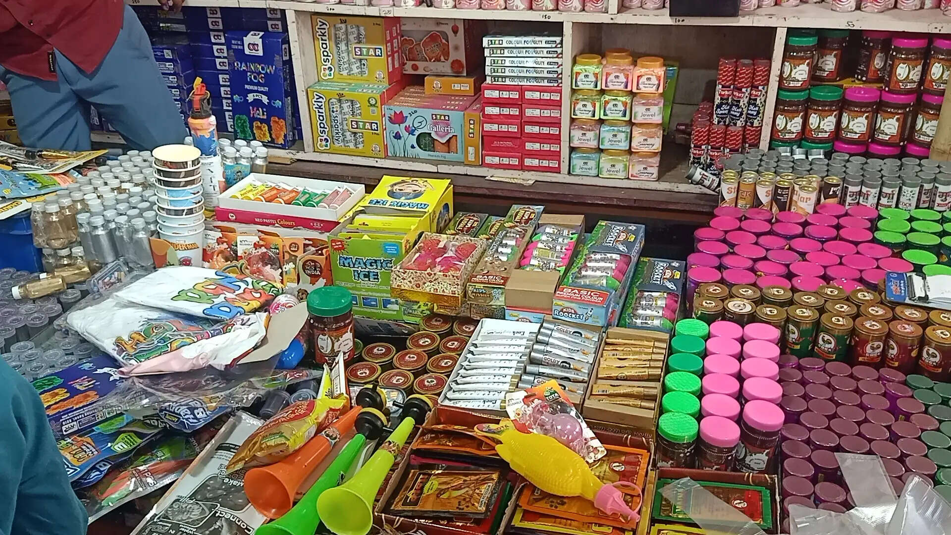 होली से पहले ही रंगों में रंगा शहर: खरीदारी ने पकड़ी रफ्तार