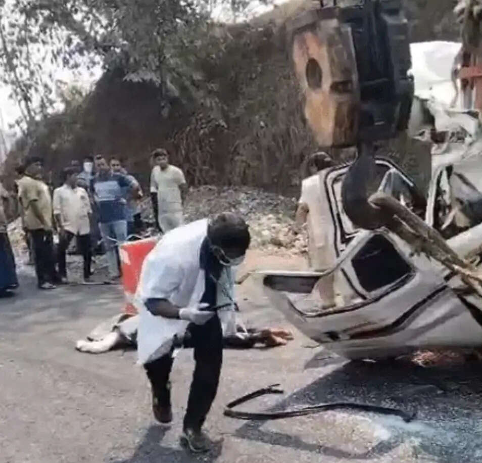 गुजरात के कुंभघाट पर ट्रक-ईको की टक्कर में सात की मौत