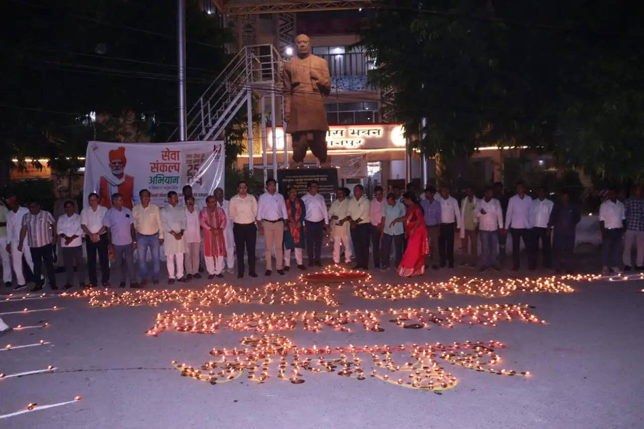 गोमती घाट पर जले 25 हजार दीप, लेजर शो से जगमगाया जौनपुर