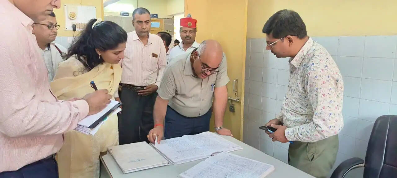 घाटमपुर सीएचसी में स्वास्थ्य सेवाओं का जिलाधिकारी ने लिया जायजा