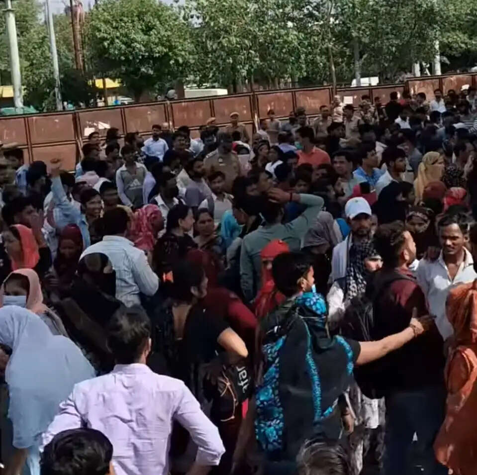 (लीड) वेतन बढ़ाने को लेकर नाेएडा में श्रमिकों का उपद्रव, कई वाहनों और फैक्टरियों में की तोड़फोड़ व आगजनी, कई हिरासत में