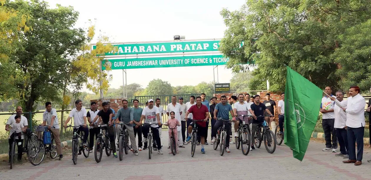 हिसार : साइकिलिंग पर्यावरण संरक्षण में भी उपयोगी : प्रो. नरसी राम बिश्नोई
