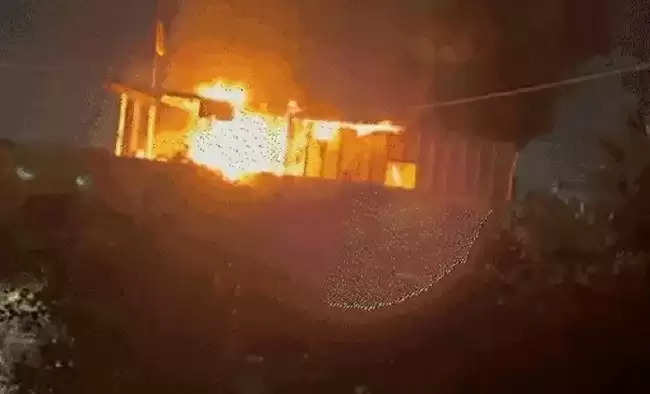 इंदौरः भाजपा कार्यालय में लगी आग, मोदी के शपथ ग्रहण का मनाया जा रहा जश्न