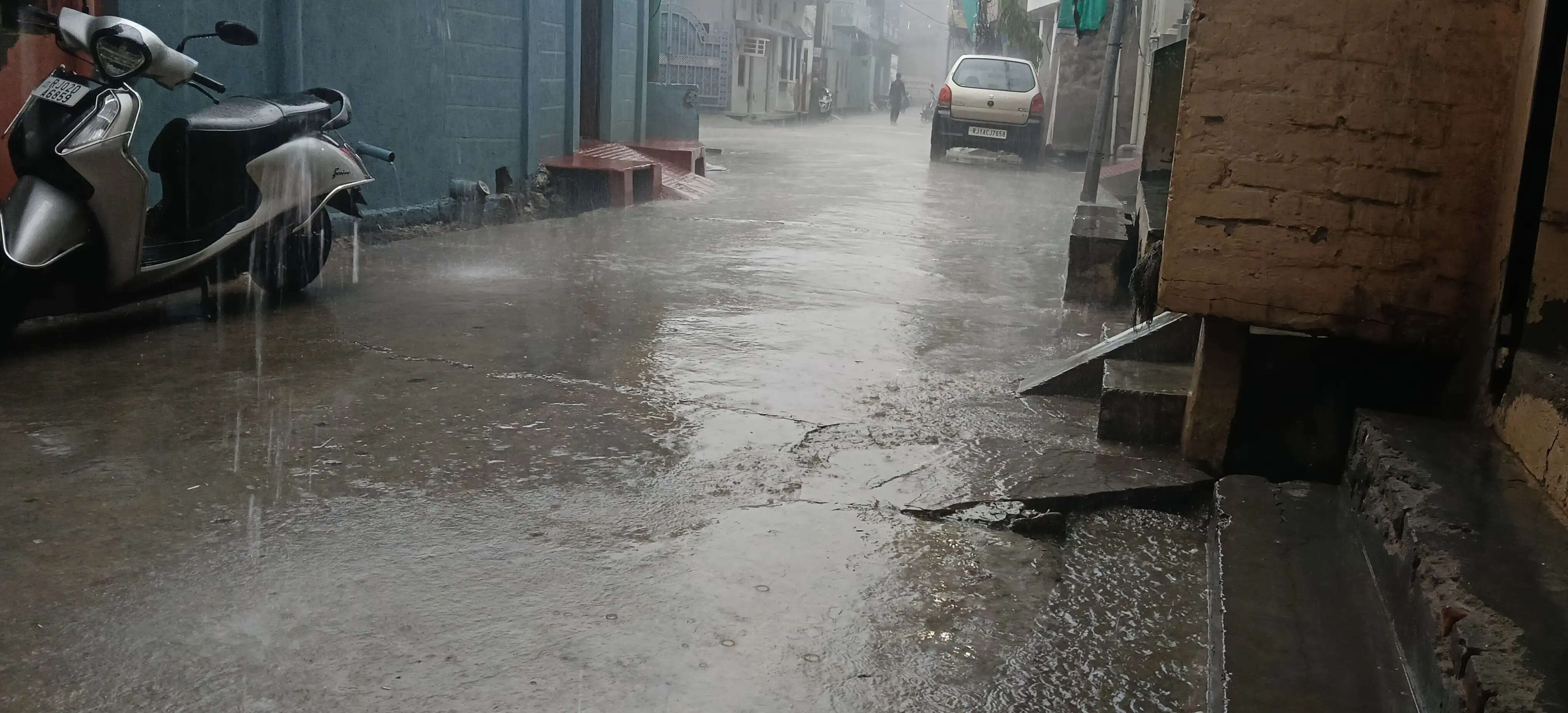 पहली ही तेज बारिश में डूबा अलवर, नगर निगम की सफाई व्यवस्था पर उठे सवाल