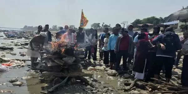 पहलगाम आतंकी हमले में मारे गए नेपाली युवक सुदीप न्यौपाने का त्रिवेणी घाट पर अंतिम संस्कार