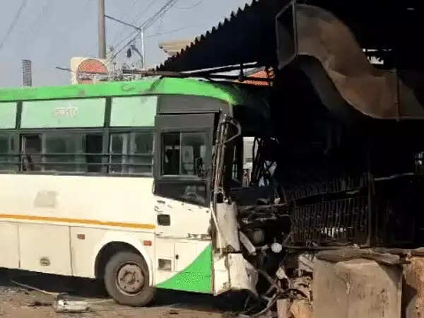 इंदौर में बेकाबू चार्टर्ड बस ढाबे की दीवार तोड़कर किचन में घुसी,&nbsp;ड्राइवर गंभीर घायल, कुछ यात्रियों को भी चोटें आईं