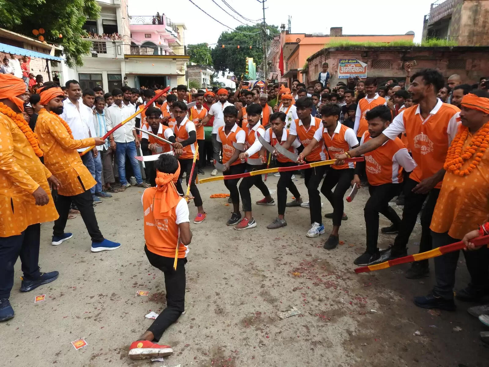 बलिया में गाजे-बाजे के साथ निकला महावीरी झंडा जुलूस