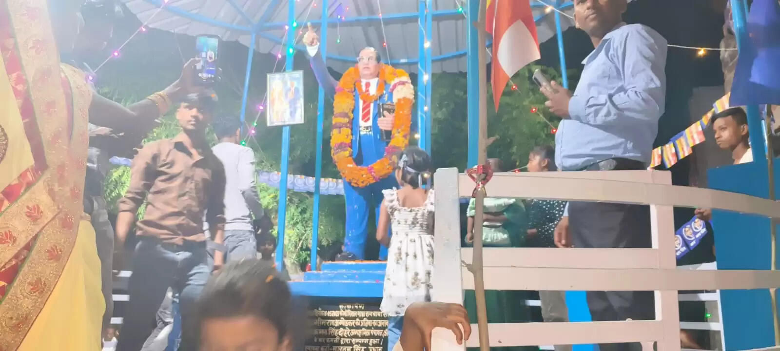 औरैया: सूखा कुआ पाटकर स्थापित कर दी बाबा साहेब की प्रतिमा से गांव में तनाव, फोर्स तैनात