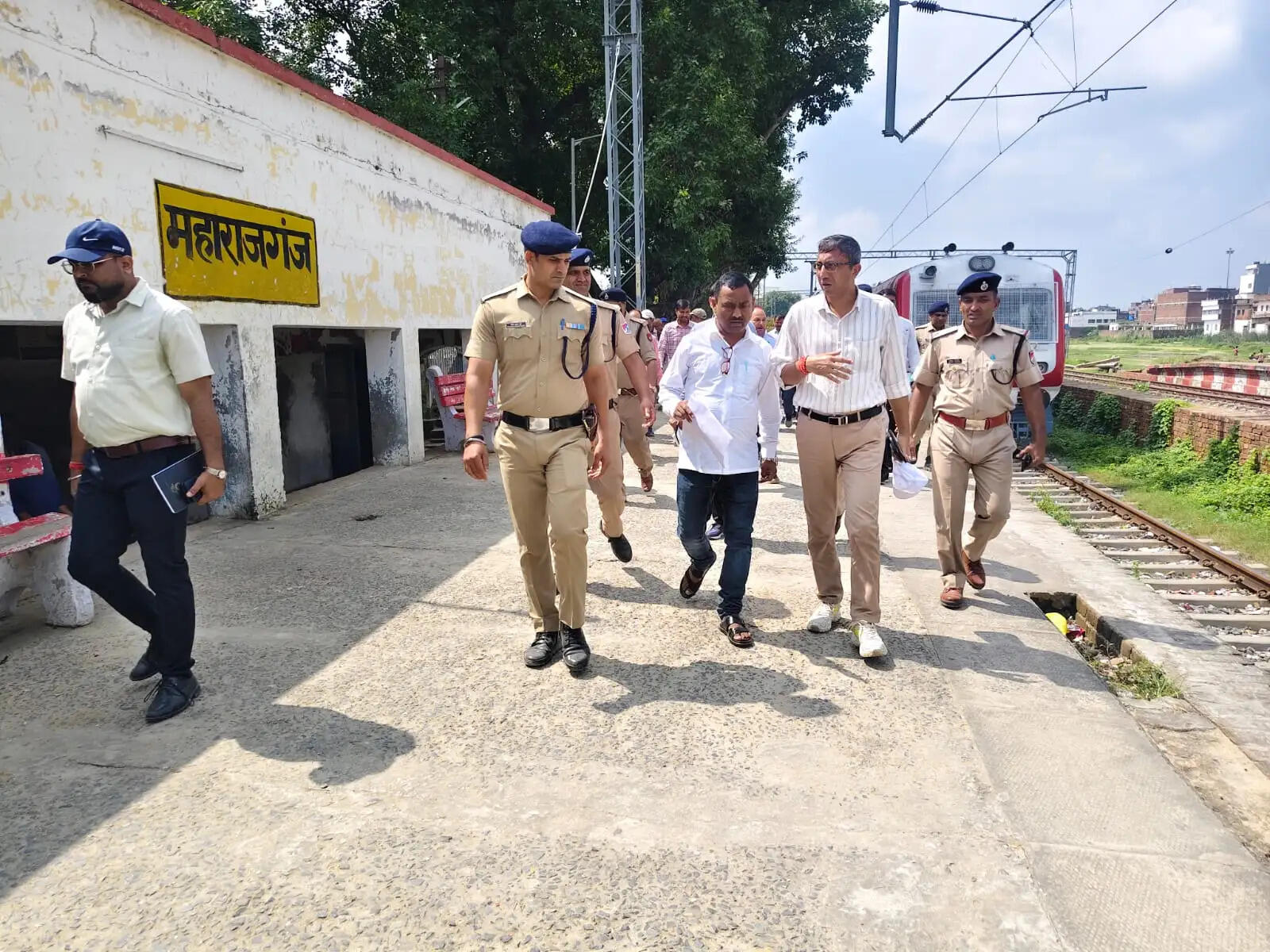 महाराजगंज में बनेगा नया स्टेशन भवन, गुड्स शेड और फुट ओवरब्रिज का डीआरएम ने लिया जायजा