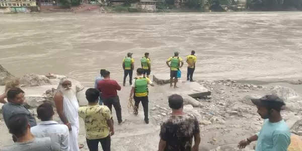 पानीपत से ऋषिकेश घूमने आया युवक गंगा स्नान करते समय डूबा, लापता