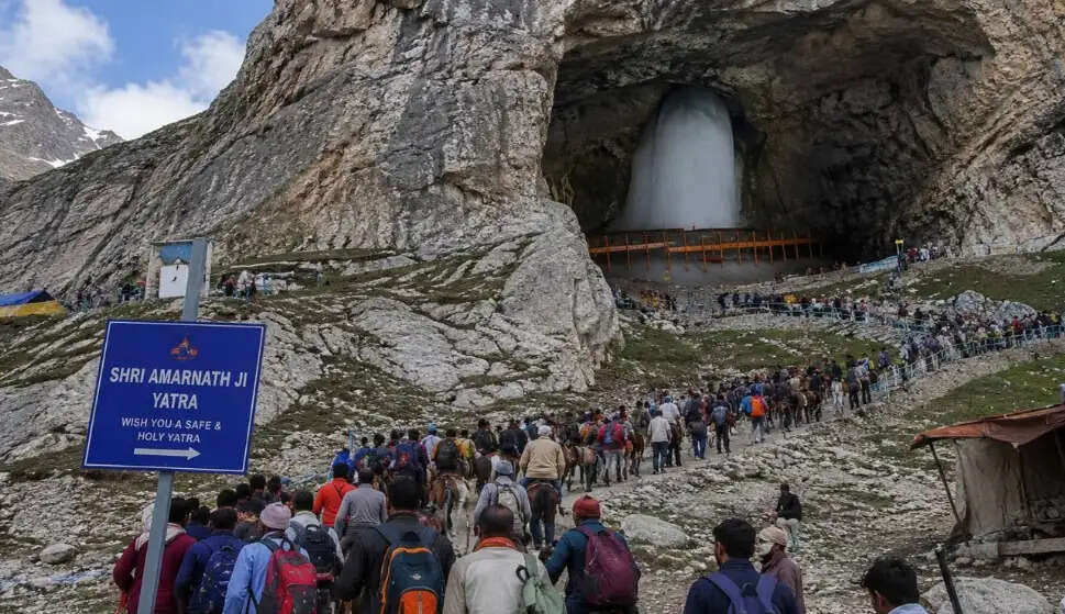 बालटाल और पहलगाम बेस कैंप से पहला जत्था पवित्र गुफा मंदिर के लिए व&nbsp;3,865 श्रद्धालुओं का दूसरा जत्था जम्मू से रवाना